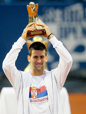 Novak Djokovic comemora vitória em Belgrado (Foto: AP)