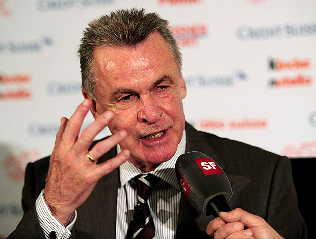 Ottmar Hitzfeld treinador da suiça (Foto: agência EFE)