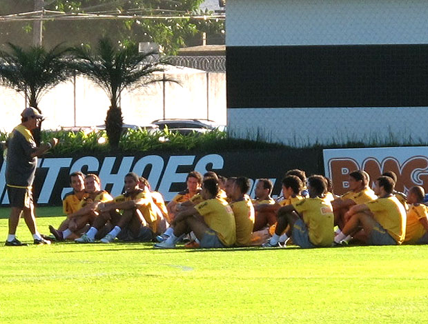 Muricy conversa com jogadores antes do treino do Santos (Foto: Adilson Barros / GLOBOESPORTE.COM)