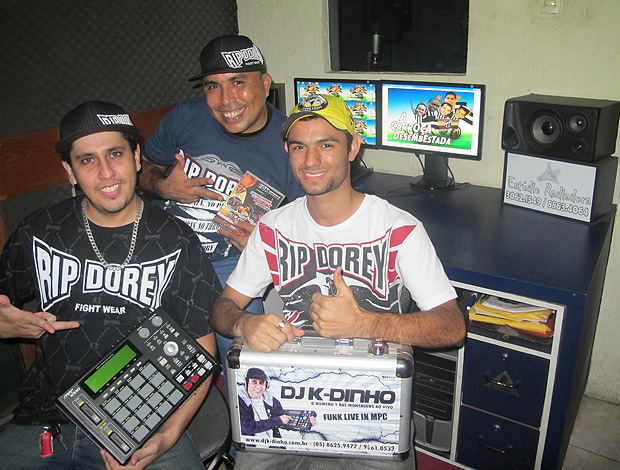 DJ K-Dinho (de preto), MC Ebel (azul) e Rick Vieira autor funk carroça desembestada ceará (Foto: Richard Souza / Globoesporte.com)