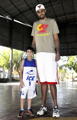 Gigante' do basquete atrai a atenção de crianças de escola em