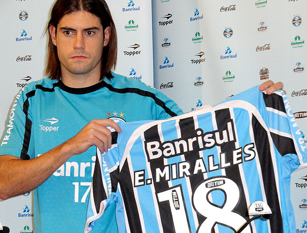 Miralles apresentado no Grêmio (Foto: Eduardo Cecconi / GLOBOESPORTE.COM)