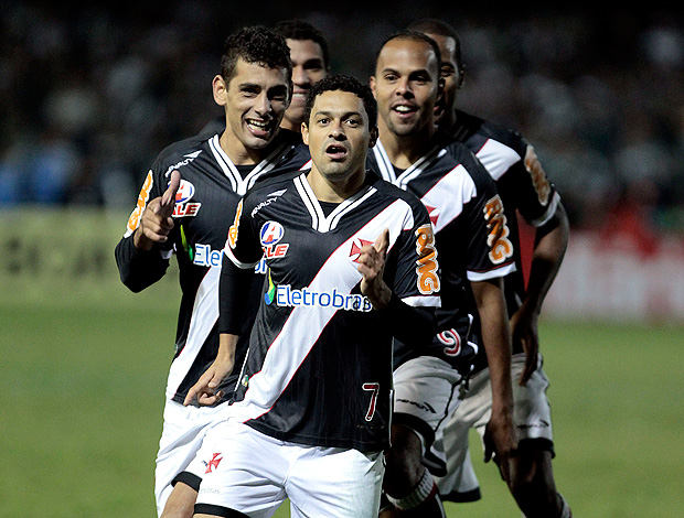 Eder Luis gol Vasco x Coritiba (Foto: Ag. Estado)