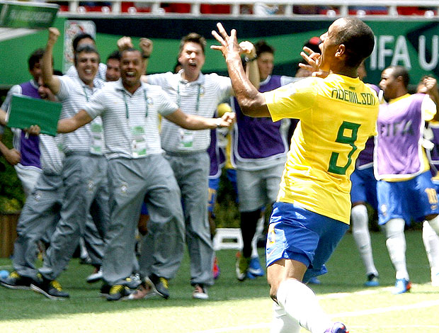 Ademilson comemora gol do Brasil sub-17 contra a Dinamarca (Foto: EFE)