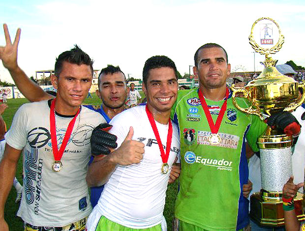 jogadores do Penarol-AM com a taça (Foto: Divulgação / Site Oficial)
