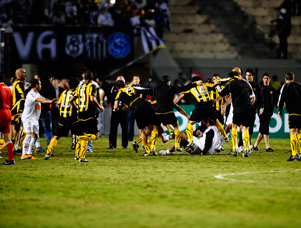 briga jogadores santos peñarol (Foto: Marcos Ribolli / Globoesporte.com)