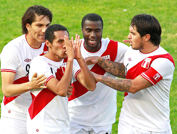 Carlos Lobaton gol perú (Foto: Reuters)