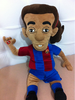 Boneco de Ronaldinho Gaúcho no Barcelona (Foto: Reprodução )