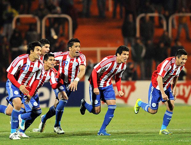 jogadores do Paraguai comemora vitória nos penaltis (Foto: EFE)