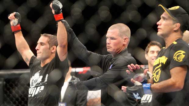 Chad Mendes derrota Rani Yahya no UFC 133 (Foto: Agência AP)
