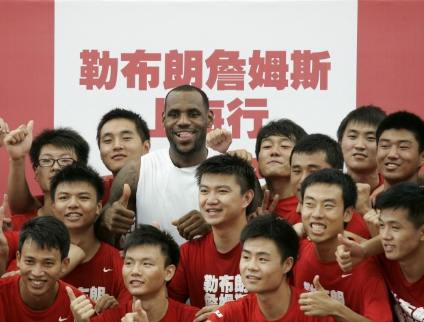 basquete NBA LeBron James clínica na China (Foto: AP)