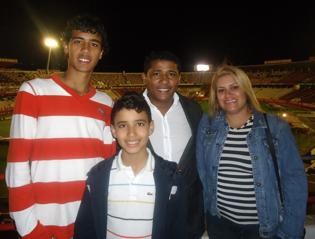 família do Everton, meia do Botafogo, no estádio Beira Rio, assistindo ao jogo Internacional 1 x 0 Botafogo (Foto: Divulgação)