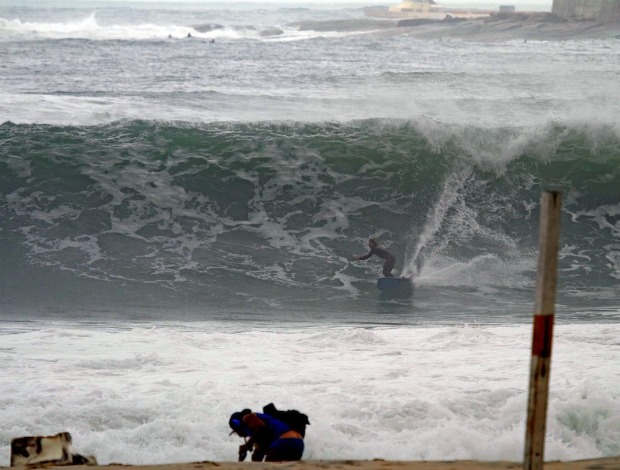 Surfe Caio Vaz ressaca Rio de Janeiro (Foto: Pedro Fortes /Mídia Bacana)