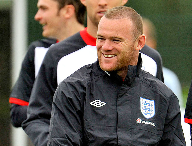 Rooney durante treino da Inglaterra (Foto: Reuters)