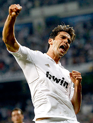 Kaká comemora gol do Real Madrid contra o Ajax (Foto: Reuters)