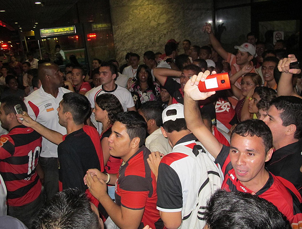 torcedores desembarque flemango (Foto: Janir Junior / Globoesporte.com)