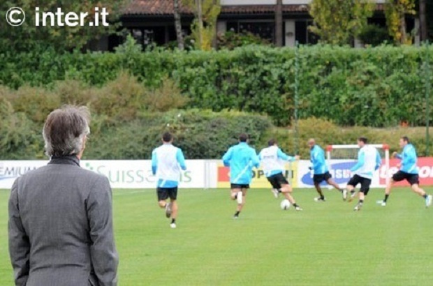 Massimo Moratti, presidente do Inter, observa treino da equipe (Foto: Site oficial do Internazionale)