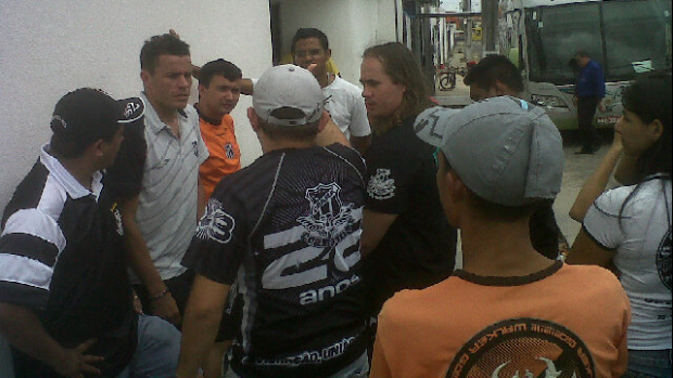 Integrantes de torcida organizada presisonam jogadores do Ceará (Foto: Divulgação)