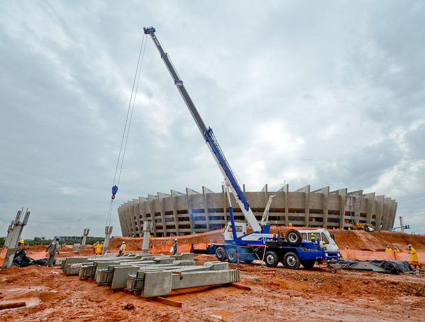 Mineirão recebendo parte da estrutura pré-moldada para a esplanada (Foto: Sylvio Coutinho / Divulgação)