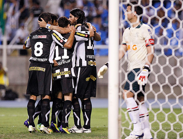 Loco Abreu comemora gol do Botafogo contra o Cruzeiro (Foto: Fábio Castro / Divulgação Agif)
