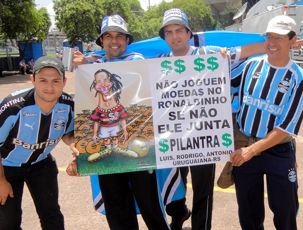 cartaz protesto grêmio ronaldinho gaúcho (Foto: Alexandre Alliatti / Globoesporte.com)