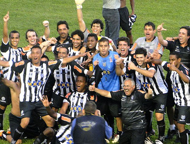 jogadores do Tupi comemoram acesso para a Serie C (Foto: Divulgação)