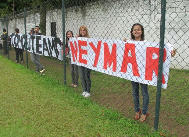 Torcedoras tietam Neymar no CT Rei Pelé (Foto: Adilson Barros / globoesporte.com)