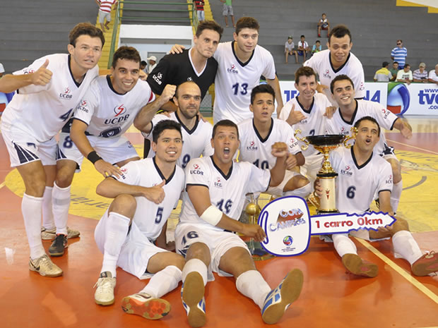 Jogadores do Salesianos comemora o título da Copa dos Campeões (Foto: Marcus Aurélio/Globoesporte.com)