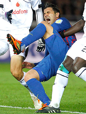 David Villa deixa o jogo do Barcelona lesionado (Foto: Reuters)