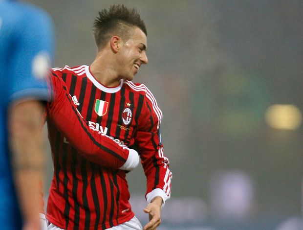 El Shaarawy comemora gol do Milan sobre o Novara (Foto: AP)