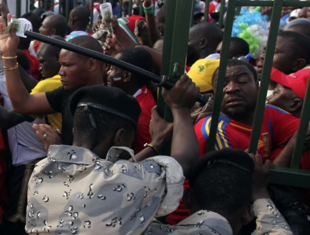 Confusão entre torcida e polícia em Guiné Equatorial na Copa Africana de Nações (Foto: Reuters)