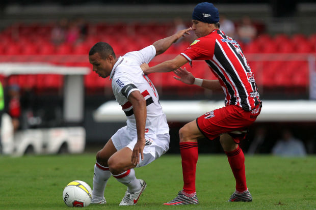 Luis Fabiano, do São Paulo, em jogo contra o Botafogo de Ribeirão Preto (Foto: Gaspar Nóbrega / VIPCOMM)