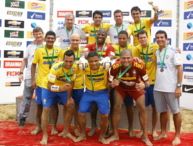 Seleção brasileira de futebol de areia comemora título no Desafio Internacional em São Paulo (Foto: Wander Roberto e William Lucas / Inovafoto)