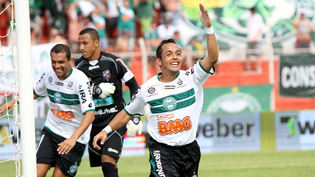 Rafinha comemora gol na vitória do Coritiba sobre o Toledo, no Campeonato Paranaense (Foto: Divulgação/Coritiba Football Club)