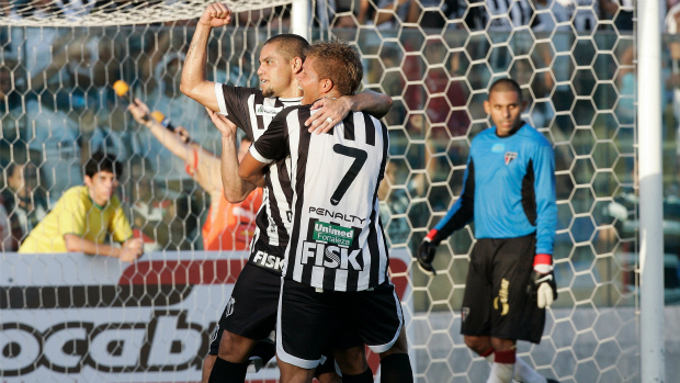 Felipe Azevedo comemora gol em jogo com Ferroviário pelo Campeonato Cearense de 2012 (Foto: Marília Camelo/Agência Diário)