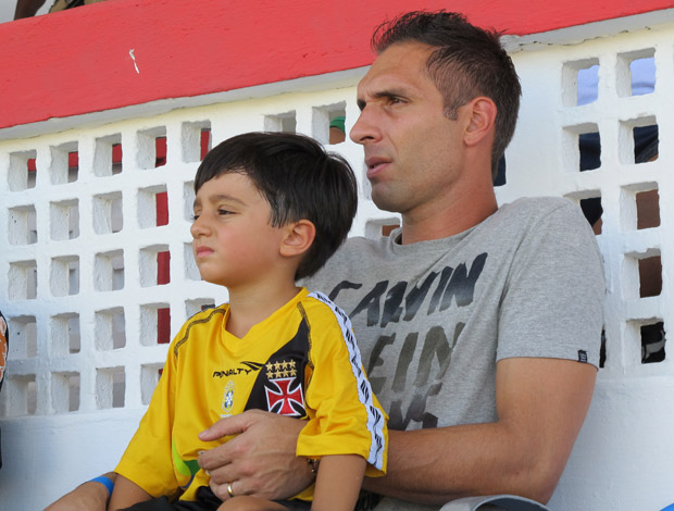 Fernando Prass e o filho no jogo Bangu x Vasco (Foto: Gustavo Rotstein/Globoesporte.com)