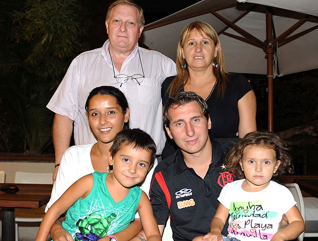Bottinelli recebe a visita da família em Buenos Aires (Foto: Alexandre Vidal / Fla Imagem)