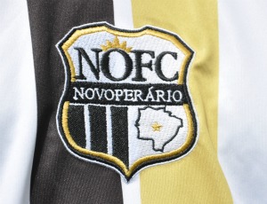 Escudo do Novoperário tem elementos que remetem ao Operário-MS (Foto: Hélder Rafael / globoesporte.com)