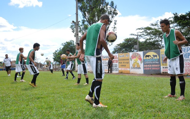 Clube investe na formação de jovens e espera formar atletas para disputar Série B (Foto: Hélder Rafael / globoesporte.com)