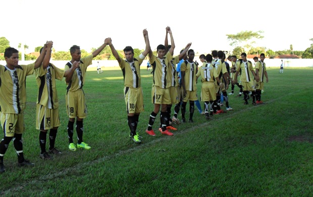 Jogadores do Novoperário durante amistoso contra o Aquidauanense sub-18 (Foto: Hélder Rafael / globoesporte.com)