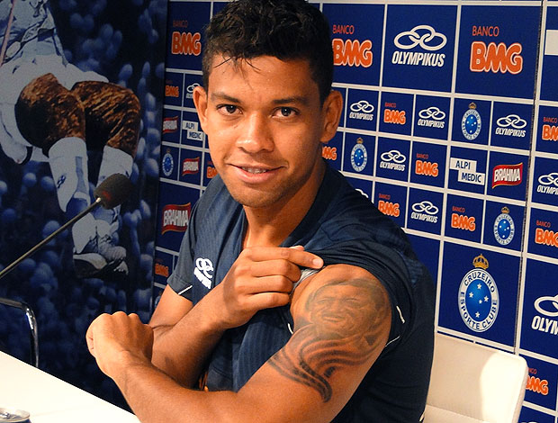 Wallyson, do Cruzeiro, faz tatuagem no braço, em homenagem ao pai