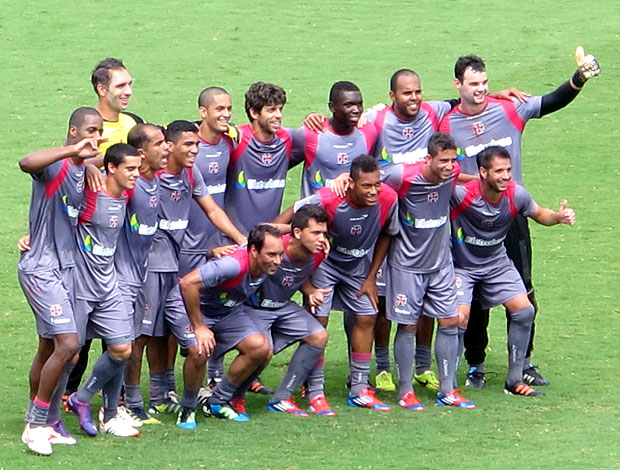 Edmundo posa com o elenco do Vasco no treino (Foto: Gustavo Rotstein / GLOBOESPORTE.COM)