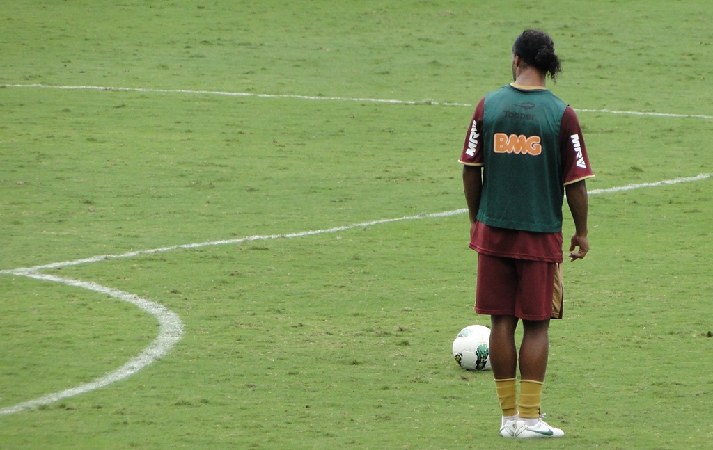 Cobrança de falta em jogo do Brasil tem detalhe inusitado e internautas  culpam Ronaldinho, Tá na Rede