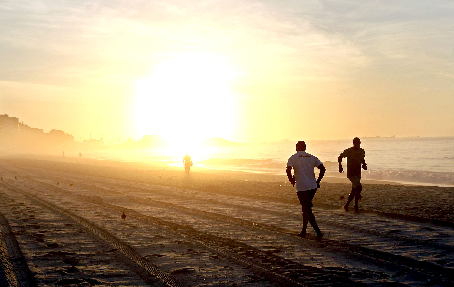 Correr na areia ajuda na preparação física, mas exige cuidados do ...