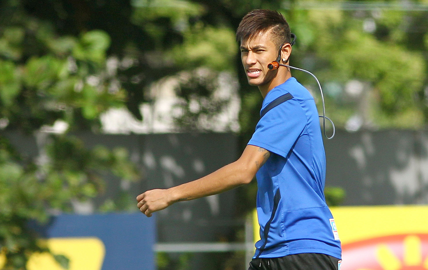 Neymar coloca nomeros de esparadrapo nas camisas dos jogadores durante  Treino do Santos FC