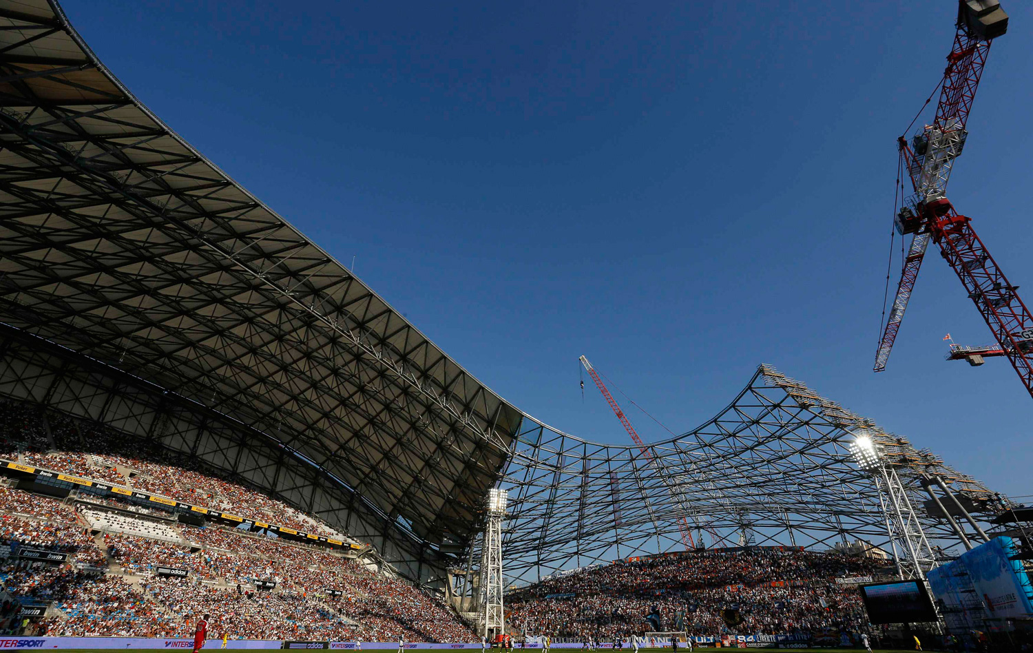 Olympique de Marselha estreia com derrota em estádio renovado