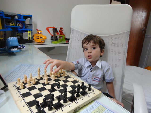 Criança Pensando Em Xadrez. Escola De Xadrez. Criança Pensar Em