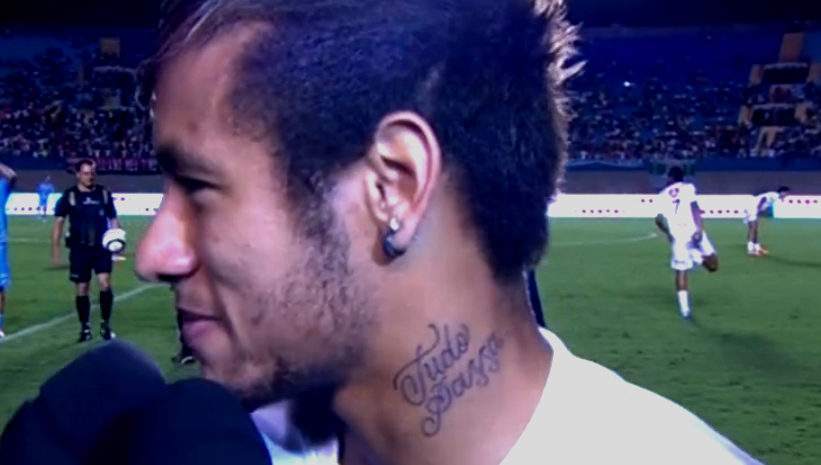 Neymar reencontra amigos e exibe novas tatuagens em jogo
