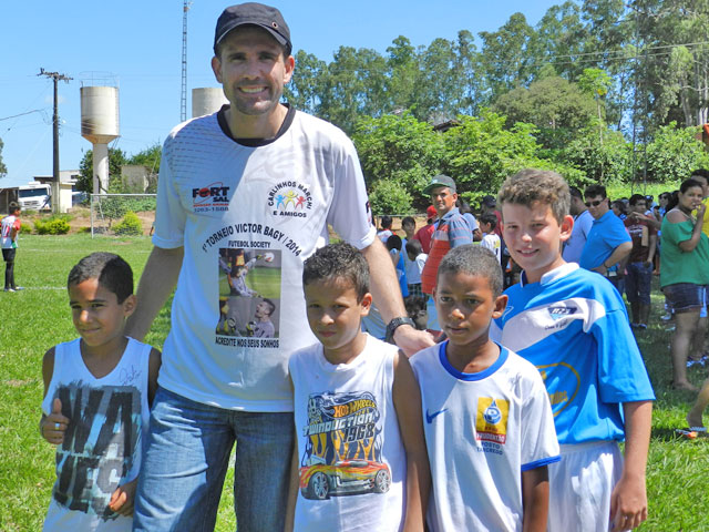 Fora do campo, goleiro Victor prestigia torneio em sua cidade natal - Globo.com