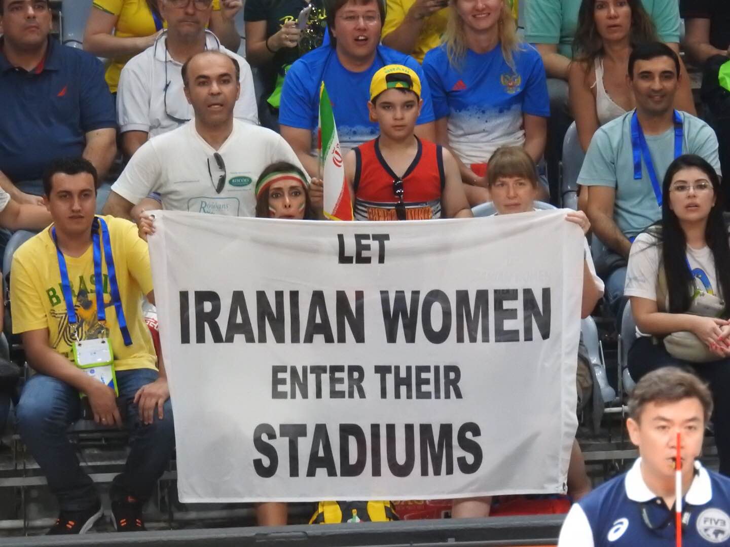 O Iraniano E O Russo Ventilam Na Zona Do Fã No Campeonato Do Mundo Imagem  Editorial - Imagem de festa, esportes: 120070740